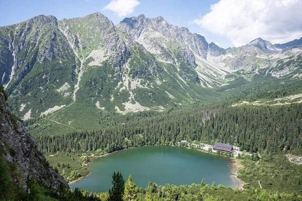 Dvojice českých turistů zabloudila v náročném terénu Tater, jeden se zranil