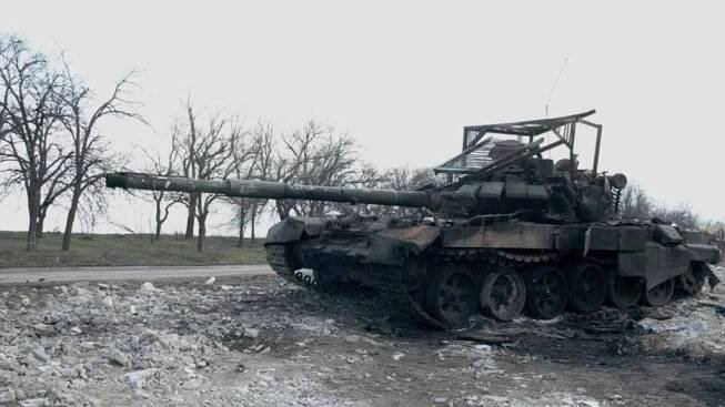 Video: Přídavná „střecha“ ruského tanku se ukázala jako neefektivní. Ukrajinci T-80 zastavili a útočili, dokud neexplodoval