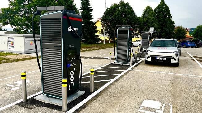 Nabíječek na elektroauta je v Česku hodně, ale málo z nich dává smysl. Má se to však změnit. Jaké plány mají hlavní hráči?