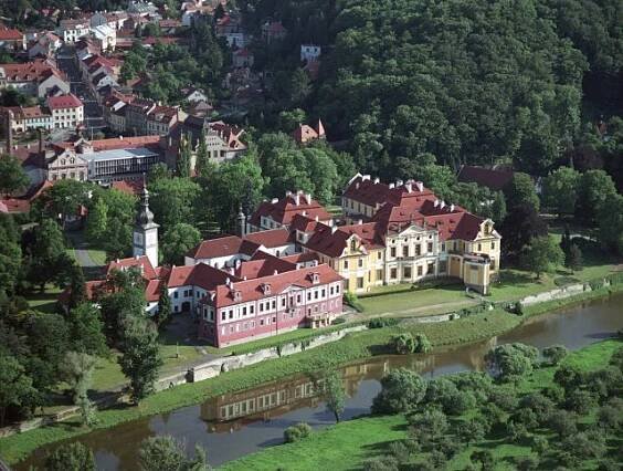 Historické prvenství na periferii Prahy: Radotín „proslavil“ Šemík s Horymírem i papírový unikát!