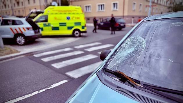 Strážníci pomohli zraněné seniorce a dítěti po nehodě na Sukově třídě