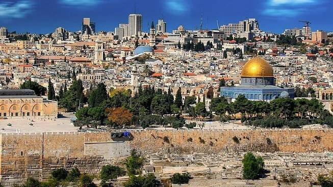 Pietní vzpomínku ve výročí útoku na Izrael zneuctily palestinské vlajky