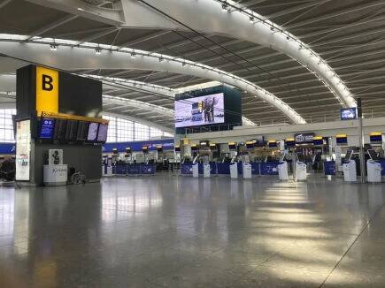 Část londýnského letiště Heathrow byla evakuována, zasahují tam hasiči