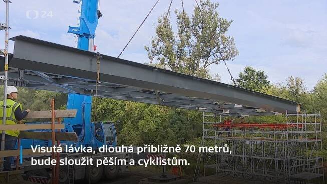 Nová lávka přes řeku Olši propojí Karvinou s polskou obcí Hažlach. Ve středu tam stavbaři začali s montáží nosné konstrukce. Výstavbou lávky se rozšíří cyklostezky na trase Karviná a Český Těšín. (video)