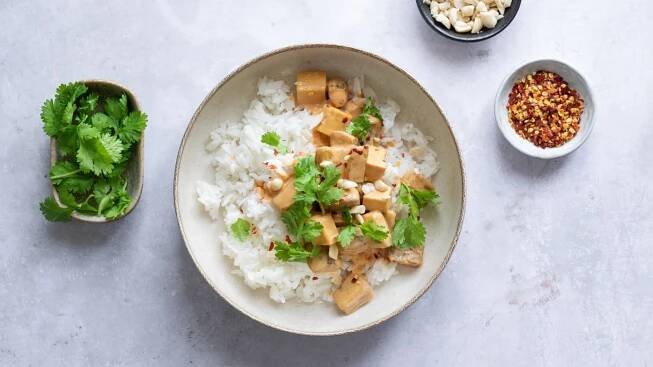 Zelenina, proteiny, umami. Lilek s tofu v arašídové omáčce má vše, co ve výživném vegan jídle chcete