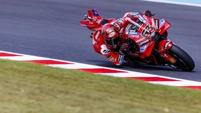 Sprint MotoGP v Japonsku ovládl Bagnaia, Martín v úvodu ošklivě spadl