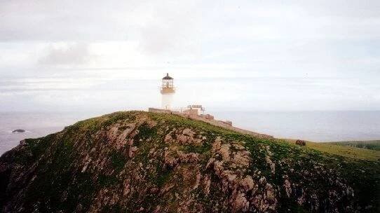 Tři muži měli za úkol strážit maják na opuštěném ostrově. V roce 1900 zmizeli beze stopy