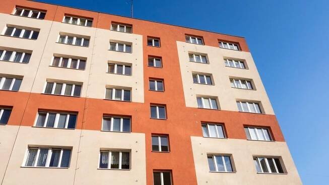 Lidé v Chomutově museli opustit domovy. Statika paneláku byla narušena