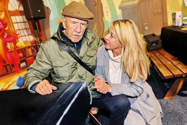 Petr Nárožný po dlouhé době ve společnosti: K chůzi potřebuje hůlku, trpí nesnesitelnou bolestí