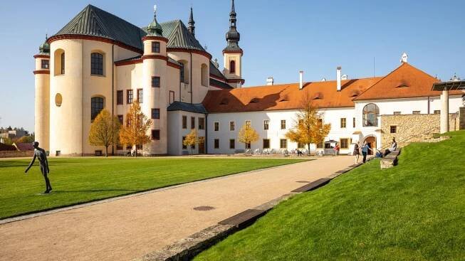 Byly zubožené, ale měly neskutečný potenciál. Klášterní zahrady v Litomyšli slaví čtvrtstoletí