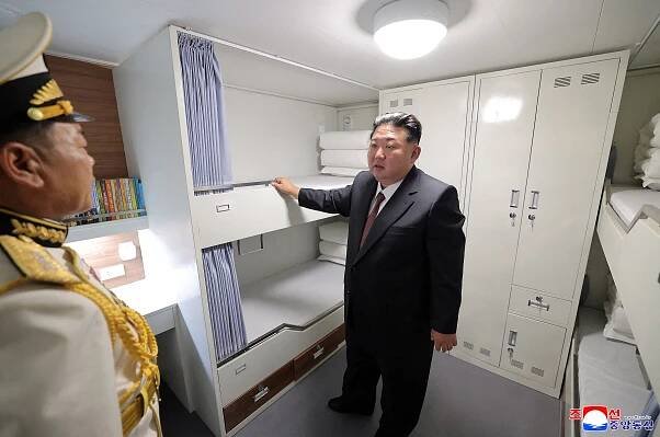 Kim vyrazil na prohlídku torpédoborce, který se při spouštění potupně převrátil