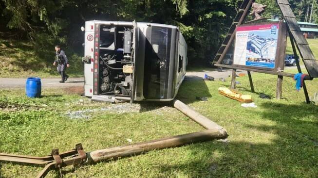 Ve Starých Hamrech se převrátil autobus se studenty, několik se zranilo