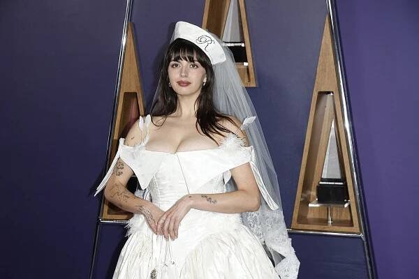 Zachraňoval mě lesbický sex, říká zpěvačka Rebecca Black o turné s Katy Perry