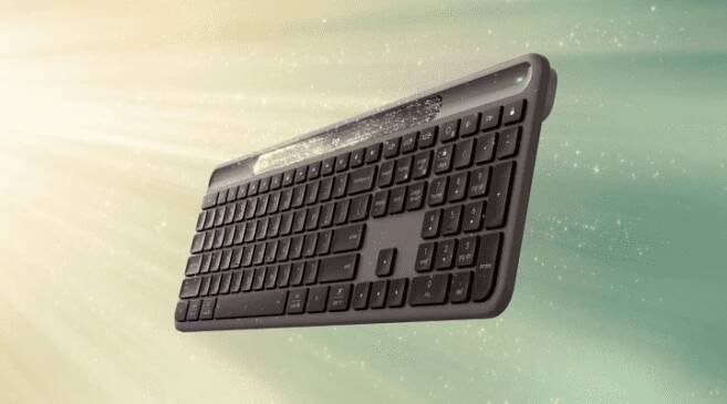 Konec bateriím i kabelům. Nová klávesnice od Logitechu má solární panel a sama se nabije i z lampy