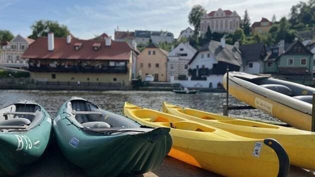 Český Krumlov bojuje proti „naháčům“ v centru. Vodáci by mohli dostat dress code
