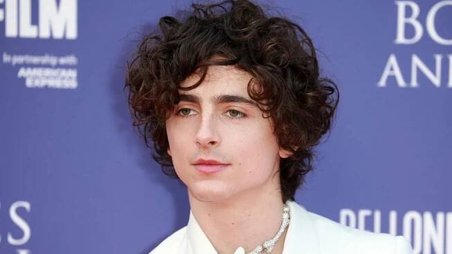 ŽENA-IN - Hustá hříva je pryč: Timothée Chalamet kvůli roli radikálně změnil účes i vzhled