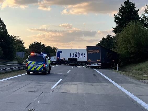 Dálnice D2 byla devět hodin uzavřená. Srazily se tam čtyři kamiony