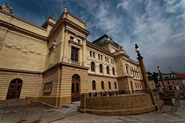 Originální divadelní kostým za 50 korun? Plzeňské divadlo se zbavuje nepotřebných kousků