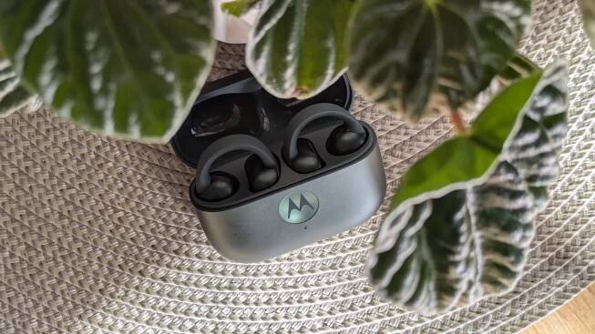 Recenze bezdrátových sluchátek Moto Buds Loop – krásný vzhled i zvuk