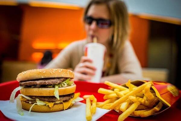 Neuroložka doporučuje jídlo z fastfoodu jako nejlepší lék na migrénu: Co na to další odborníci?