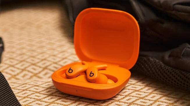 Sluchátka Beats Powerbeats Fit lákají na stabilní uchycení a živý zvuk. Nový čip H2 však chybí