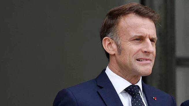 Pády vlád, zadlužený stát, politický pat. Macronova Francie vězí v krizi