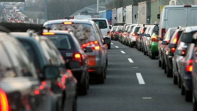 Dálnice D5 směrem do Německa stojí. Před hranicemi blokuje silnici náklaďák