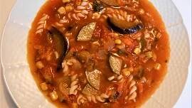 Recept na italskou polévku pastinu, která pomůže s nachlazením a dostatečně nasytí