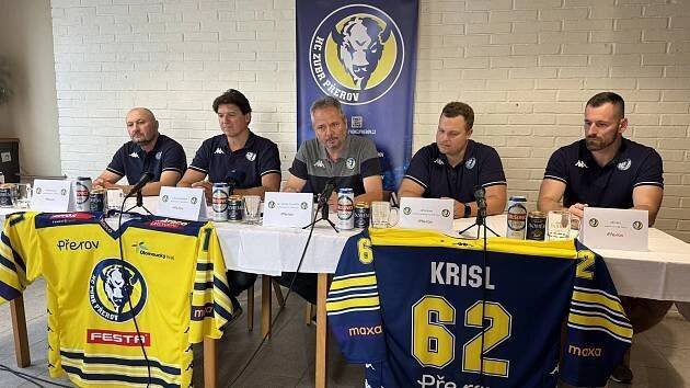 V plné sestavě. Zubři jdou do nové sezony s kapitánem i novou výpomocí do brány