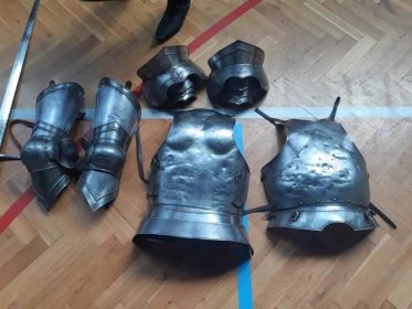 Rytíři ve ŠD. 1.6. nás ve ŠD navštívili rytíři z Pardubic a ukázali žákům středověké zbraně a rytířské klání. | Základní