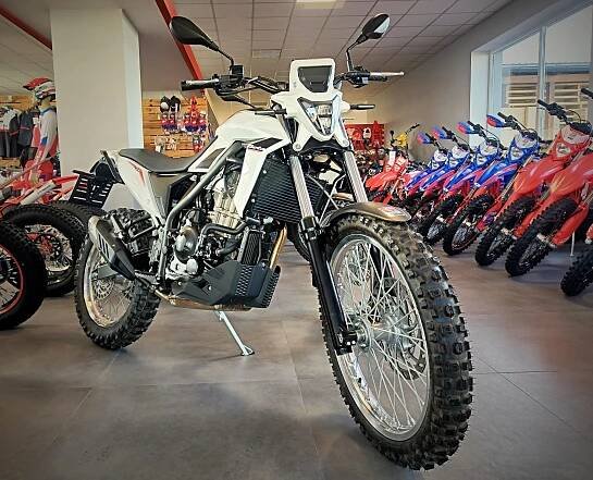 AKČNÍ CENY V BETA FABIÁN! Jarní sleva 10 000 Kč na motorky Beta Alp 4.0 - univerzální parťáky na silnice i do terénu - NAŠE Dobříšsko