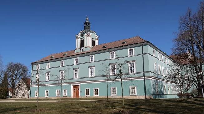 Dačice: prohlídka empírového zámku a města, kde vznikl první kostkový cukr na světě - Médium.cz