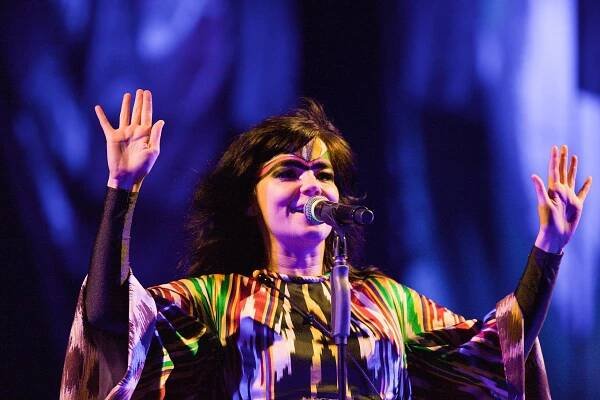Nová hudba: Björk zachraňuje islandský ekosystém, talentovaná Západočeška Chaoscarool nám poslala svou píseň mailem - Expres FM