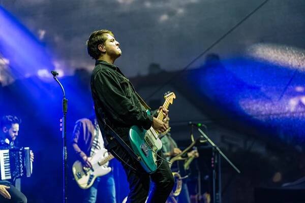 Kapela Jelen zahájila Krumlov Open Air 2024. Zaplnila Pivovarskou zahradu