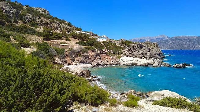 Oáza klidu s pravou řeckou atmosférou, obklopená křišťálově čistým mořem, to je ostrov Karpathos - Médium.cz