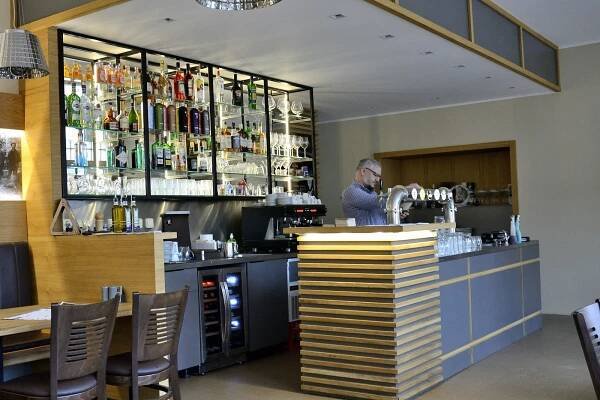 PODÍVEJTE SE: Obec Tmaň otevřela stylovou restauraci, šlo to i bez dotace