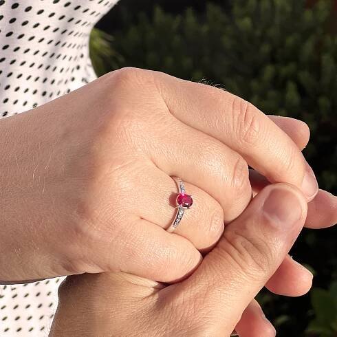 Stuchlík zlatý prsten s rubínem a diamanty 019246