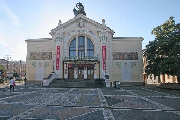 Soubor:Městské divadlo, nám. Republiky 50, Pardubice 2.JPG – Wikipedie