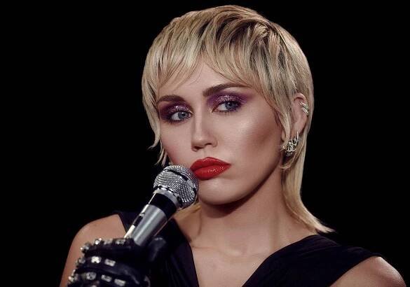 Zahraniční nominační tipy Žebříku (I.): V kategorii Zpěvačka roku bojují Dua Lipa, Taylor Swift či LP, zpěvákem se může stát Ozzy Osbourne i Harry Styles