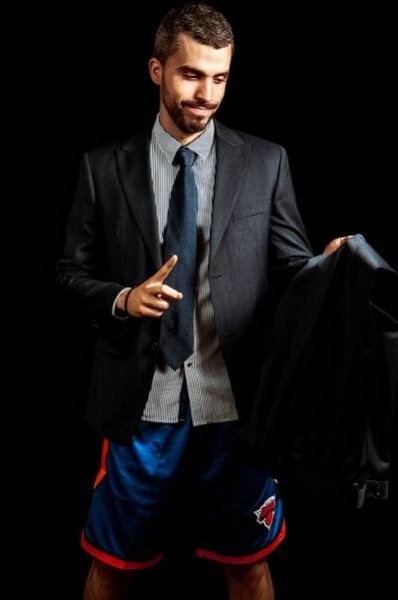 Sesión de estudio, jugador de baloncesto con traje de oficina