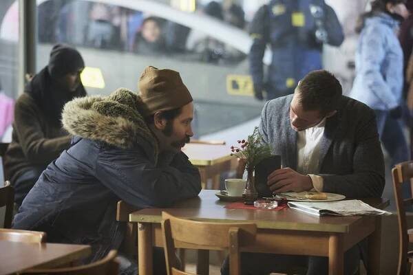 Alexander Skarsgård and Paul Rudd in Němý (2018)