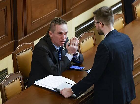 Libo-li mokrý hadr na hlavu nebo kazajku? Lidé se strachují o Petra Fialu a nabízejí mu pomoc, prý ještě není pozdě