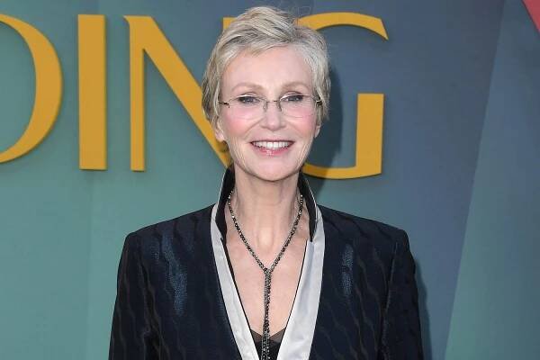 Jane Lynch Likes Being Only Murders in the Building Victim Because She's 'Leo Rising': 'I Want to Be the Focus'