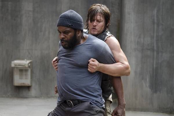 Živí mrtví - Karanténa - Z filmu - Chad L. Coleman, Norman Reedus