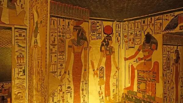 Hrobka královny Nefertari v údolí Queens, Luxor. Egyptské hieroglyfy. — Stock obrázek