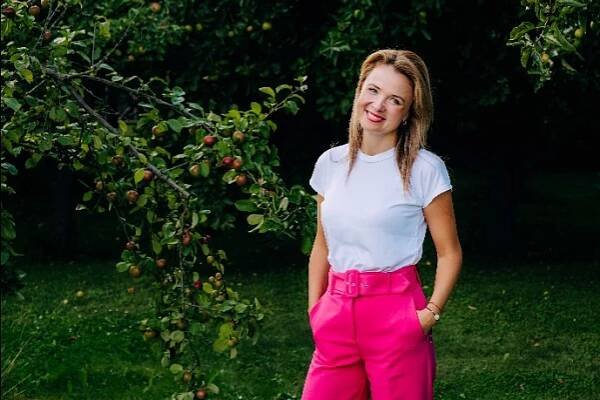 FOTO: Monika Oborná (* 1989) za ANO je manažerka a krajská předsedkyně hnutí ANO v kraji Vysočina. Byla u toho, když se v roce 2012 zakládalo hnutí ANO. Volný čas tráví v přírodě, má ráda zvířata a má dva psy. – stránka 17