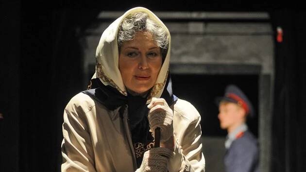 Eliška Balzerová v hlavní roli inscenace Hraběnka, aneb Zámek v Čechách