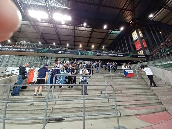 Slavia dál počítá padlé, Schranz má prasklinu v lebce. Slovácko řežou rozhodčí