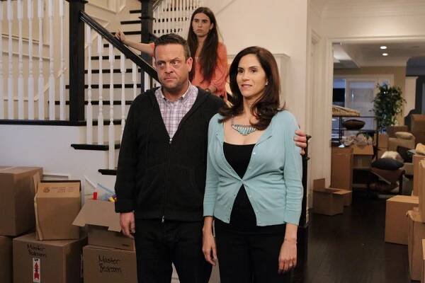 The Neighbors - Season 1 - Pilot - Z filmu - Lenny Venito, Clara Mamet, Jami Gertz