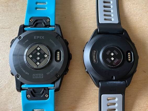 Fotosrovnání: Epix Pro 51 mm a Forerunner 965. Dva stejné displeje AMOLED, ale úplně jiné hodinky